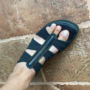 Donald J. Pliner black sandal, SIZE 7-1/2 medium